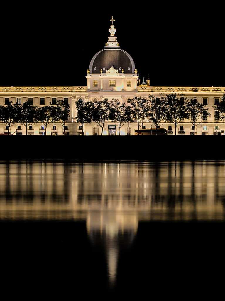 L'hôtel Dieu de Lyon reflété par le Rhône.