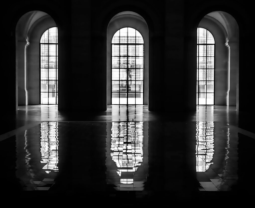 Atrium du Palais des Beaux-Arts de Lille, avec une installation de Mathias Kiss.