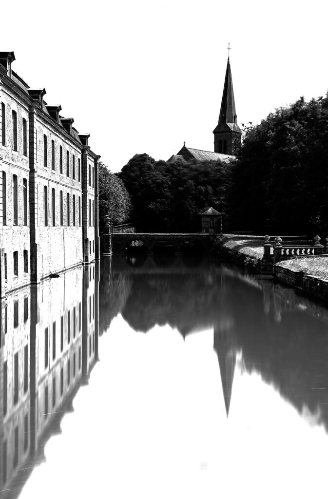 L'église St Pierre depuis le Château de Beloeil.