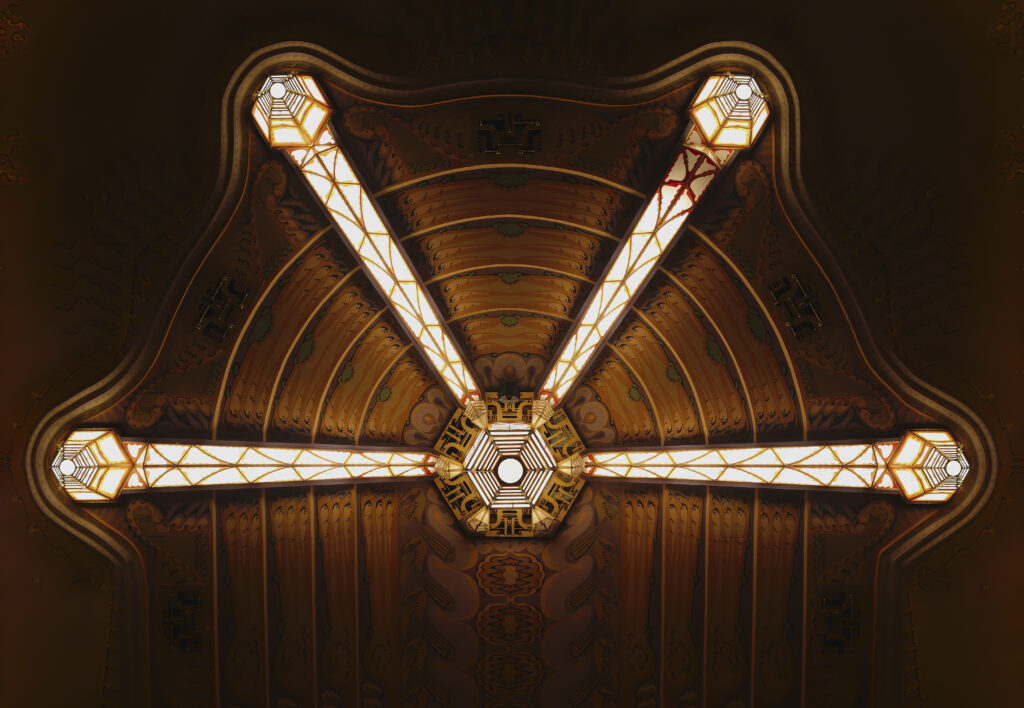 Le plafond du théâtre Tuschinski d' Amsterdam.